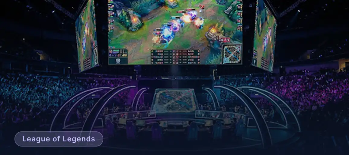 Widok na wielką arenę mistrzostw League of Legends z rzędami widzów, sceną dla graczy oraz ogromnymi telebimami wyświetlającymi mecz.