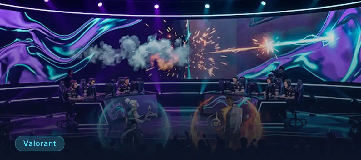 Scena turnieju e-sportowego Valorant z dwoma zespołami graczy przy stanowiskach komputerowych pod dużym ekranem z grafiką z gry.